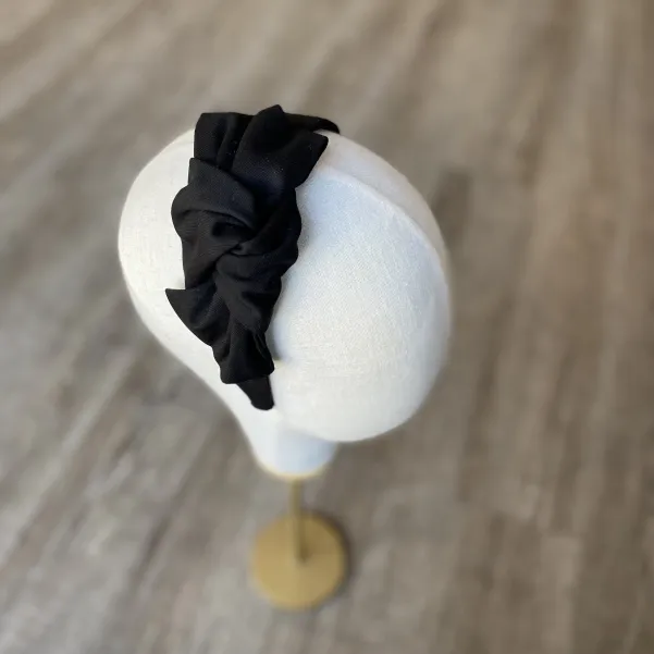 Urocza uniwersalna opaska czarna kokarda