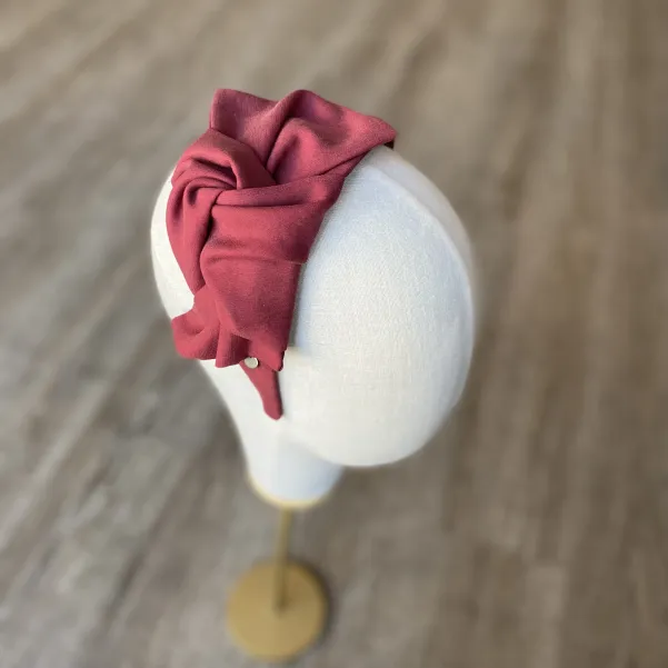 Szeroka opaska z kokardą w kolorze bordowym