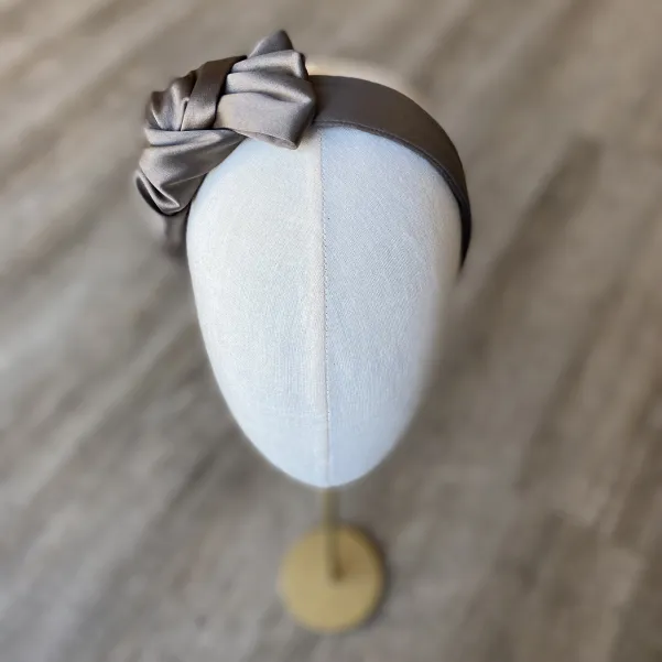 Satynowa damska opaska z kokardą brąz taupe