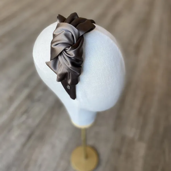 Satynowa damska opaska z kokardą brąz taupe