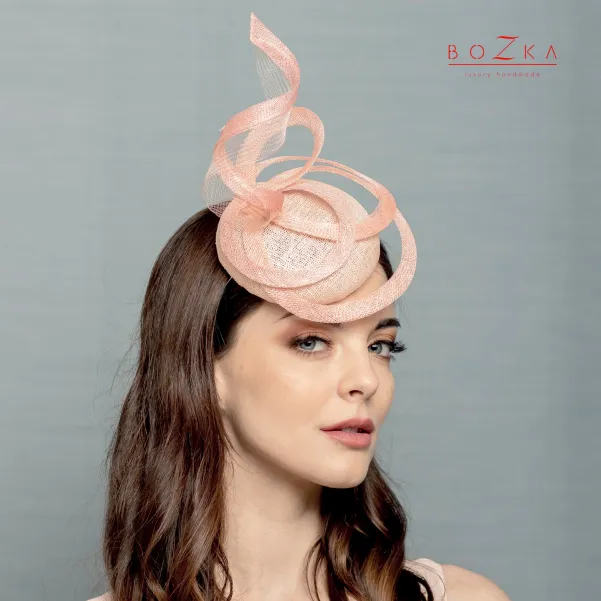 Nakrycie głowy w odcieniu łososiowego różu.