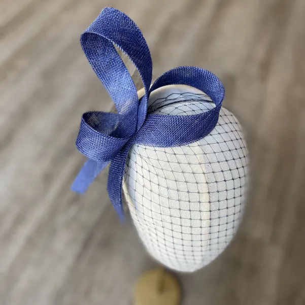 Granatowy przestrzenny fascynator