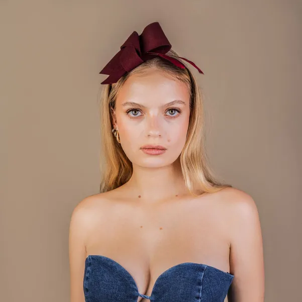 Bordowa filcowa nieregularna kokarda z piórkami