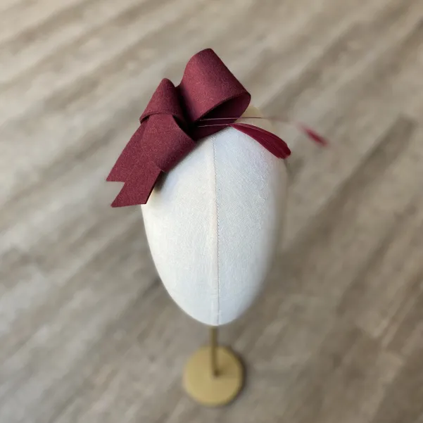 Bordowa filcowa nieregularna kokarda z piórkami