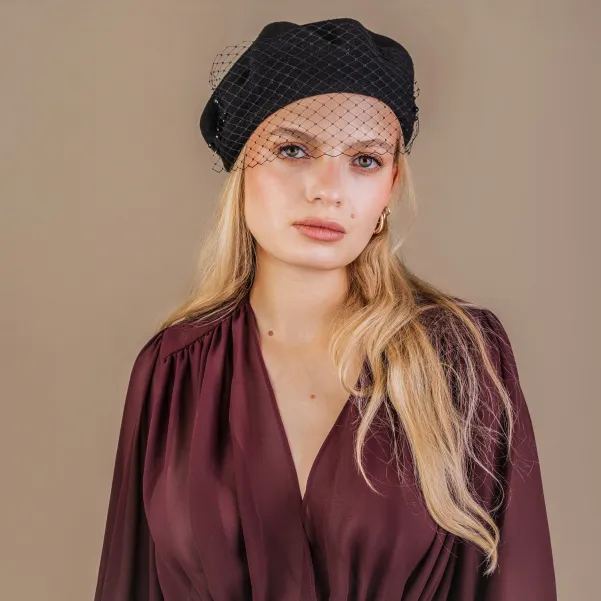 Czarny wełniany beret z woalką i kryształkami