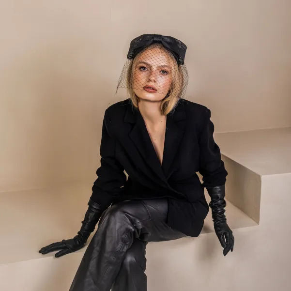 Czarna opaska z dużą kokardą i woalką