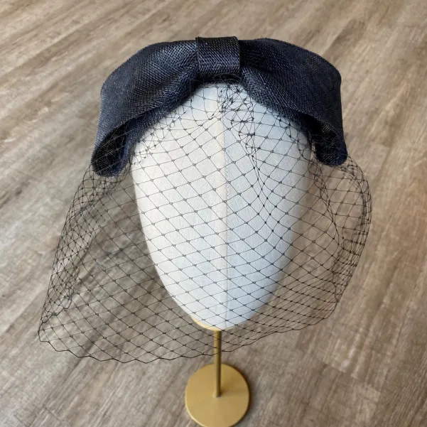 Czarna opaska z dużą kokardą i woalką