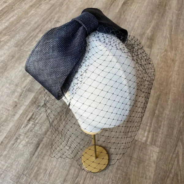 Czarna opaska z dużą kokardą i woalką