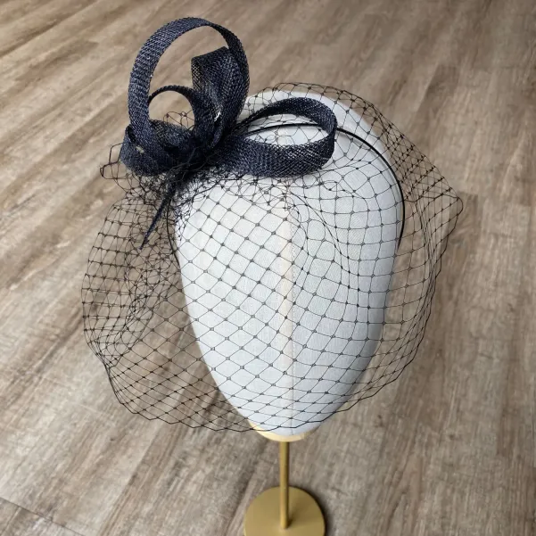 Wieczorowa czarna ozdoba do włosow z woalką.