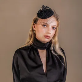 Czarny toczek zdobiony ręcznie formowanymi jedwabnymi kwiatami.