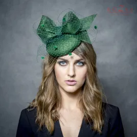 Wizytowy toczek na głowę z woalką w kolorze butelkowej zieleni.