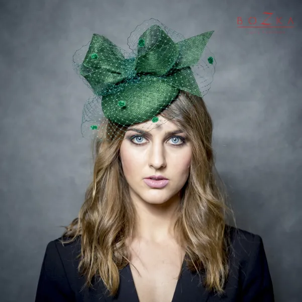 Wizytowy toczek na głowę z woalką w kolorze butelkowej zieleni.