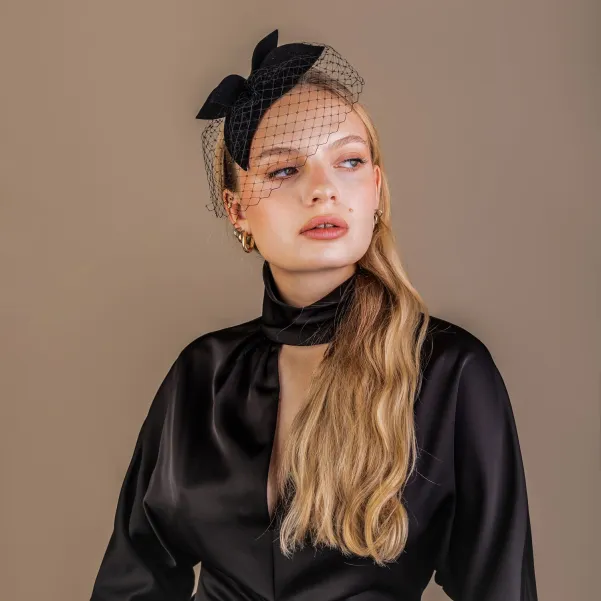 Czarna opaska z mini gustowną ozdobą i woalką