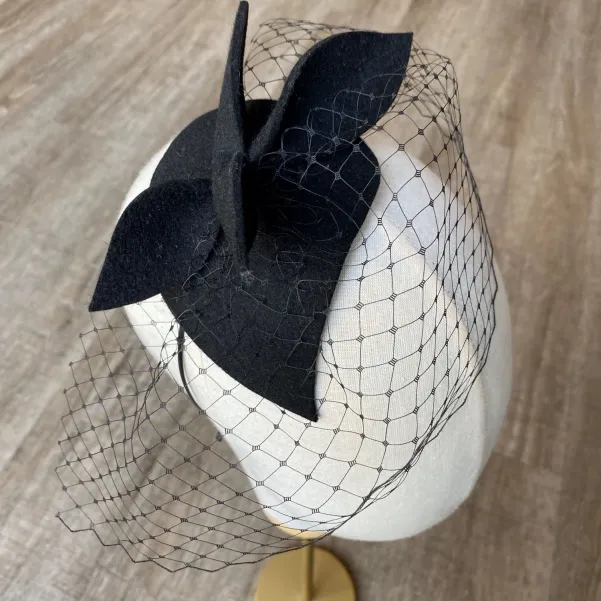 Czarna opaska z mini gustowną ozdobą i woalką