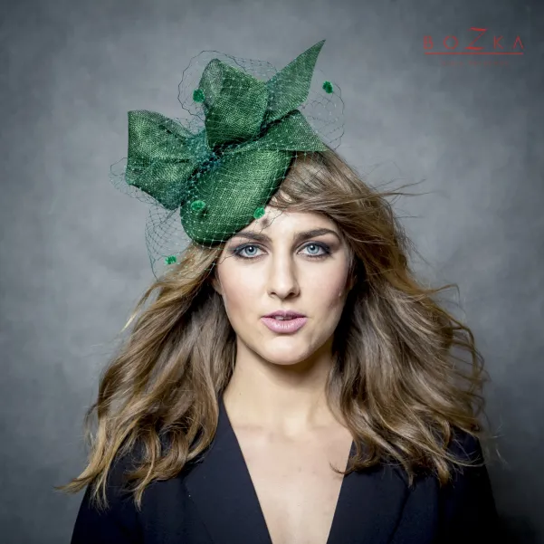 Wizytowy toczek na głowę z woalką w kolorze butelkowej zieleni.