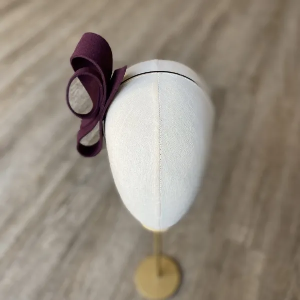 Bordowa filcowa ozdoba na głowę na opasce.