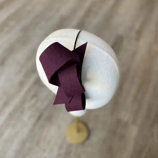 Bordowa filcowa ozdoba na głowę na opasce.