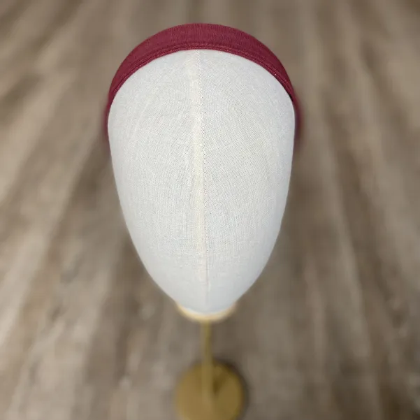 Delikatnie błyszcząca opaska w kolorze bordowym