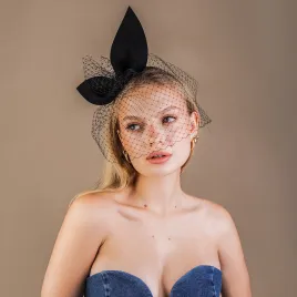 Gigantyczna czarna kokarda z woalką na głowę.