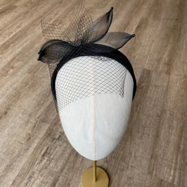 Czarny, wieczorowy fascynator na głowę
