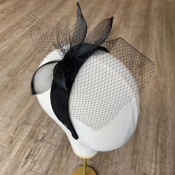 Czarny, wieczorowy fascynator na głowę