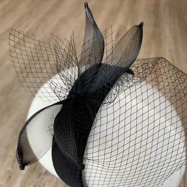 Czarny, wieczorowy fascynator na głowę