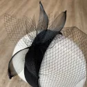Czarny, wieczorowy fascynator na głowę
