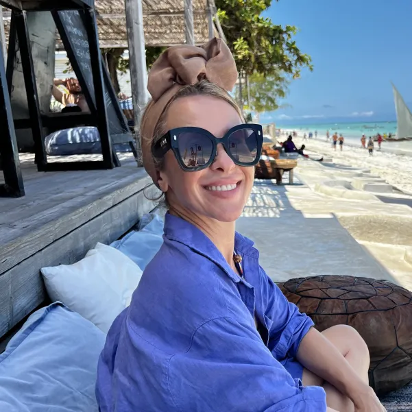 Lniana opaska turban w naturalnym odcieniu nude.