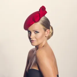 Czerwony beret z kokardą