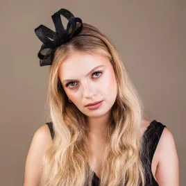 Czarny, wieczorowy fascynator na głowę