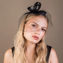 Wieczorowa czarna ozdoba do włosow z woalką.