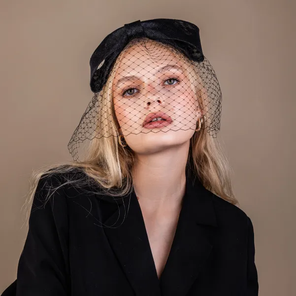 Czarna opaska z dużą kokardą i woalką