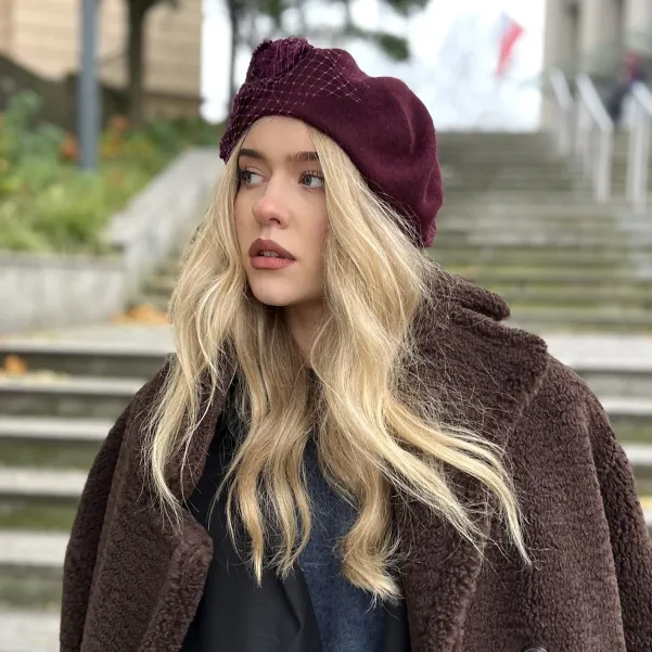Beret wełniany w kolorze ciemnego bordo z tweedem i woalką.