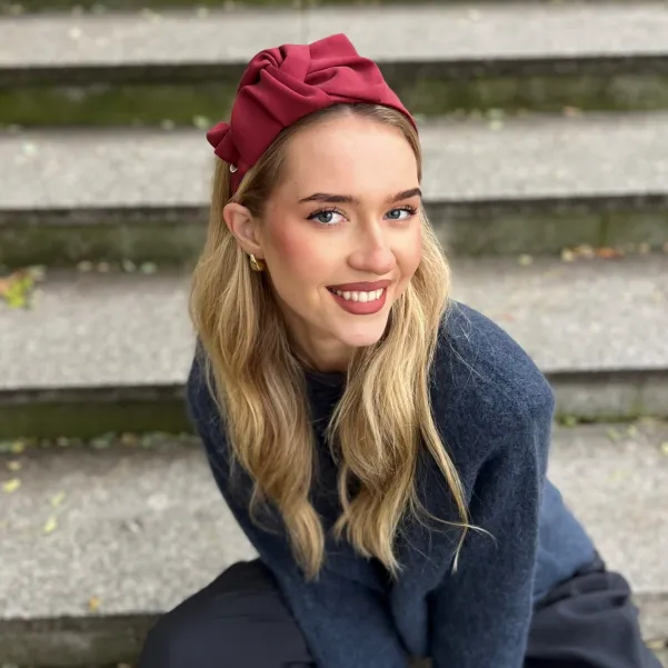 Szeroka opaska z kokardą w kolorze bordowym