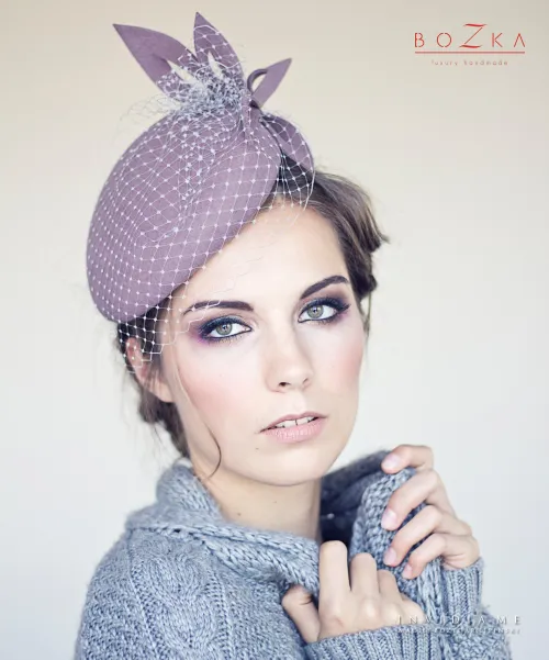 Filcowy toczek na głowę w kolorze brudnego różu ze zdobieniem i z woalką