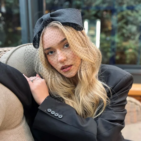 Czarna opaska z dużą kokardą i woalką