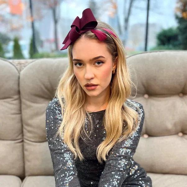 Bordowa filcowa nieregularna kokarda z piórkami