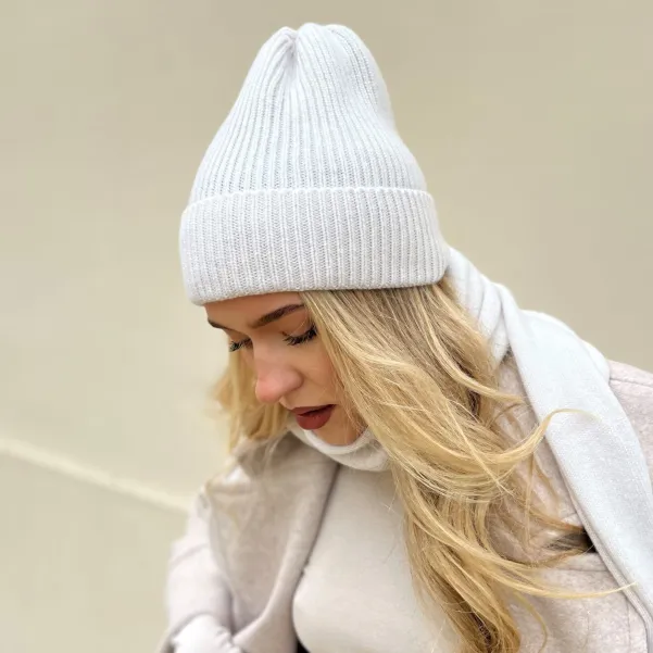 Wełniana czapka damska polska.