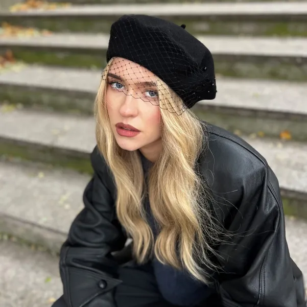Czarny wełniany beret z woalką i kryształkami