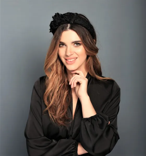 Gruba opaska z ozdobą z czarnego błyszczącego tweedu.