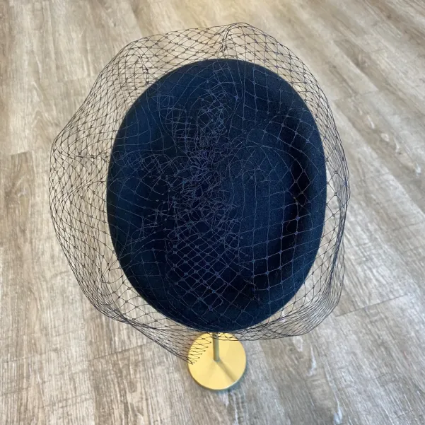 Asymetryczny elegancki czarny toczek z woalką na oczy.