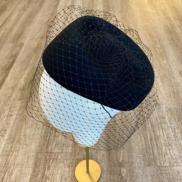 Asymetryczny elegancki czarny toczek z woalką na oczy.