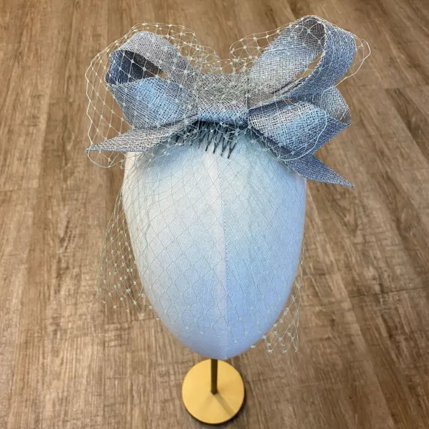 Fascynator w poastaci kokardy z woalką