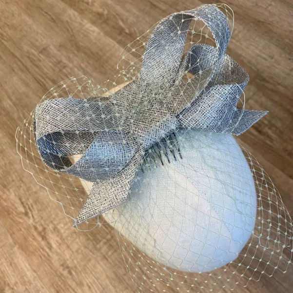 Fascynator w poastaci kokardy z woalką