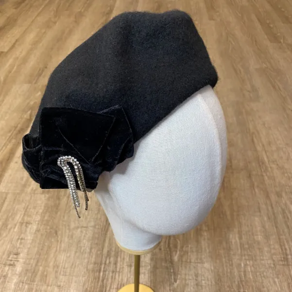 Jakościowy czarny beret z kryształkami i kokardą.