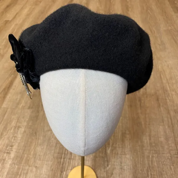 Jakościowy czarny beret z kryształkami i kokardą.