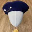 Granatowy beret francuski damski.
