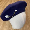 Granatowy beret francuski damski.