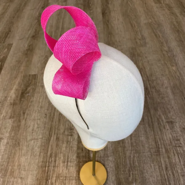 Różowy duży fascynator na głowę.