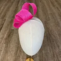 Różowy duży fascynator na głowę.